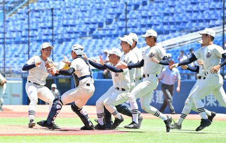 　甲子園出場を決め、喜び合う安田（左）ら日大三ナイン