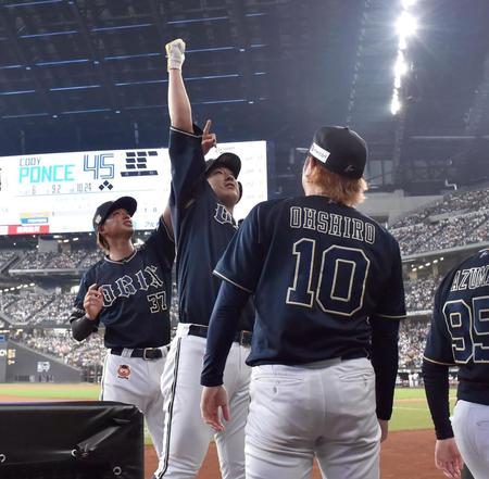 　１回、先頭打者本塁打を放ち、スタンドに向かって昇天ポーズをとる杉本（中央）＝撮影・中島達哉