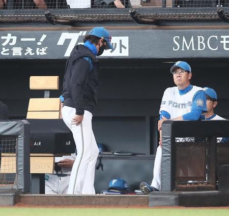 　９回、試合に敗戦し、足早に引き揚げる新庄監督（左）＝撮影・中島達哉