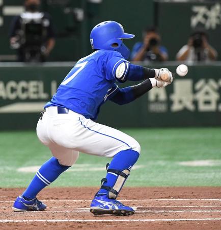　３回、樋口の送りバントは投手への小飛球となる（撮影・佐藤厚）