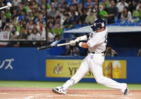 　８回、左中間本塁打を放つ村上（撮影・三好信也）