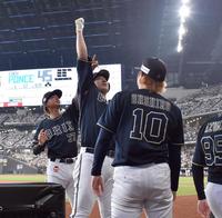 　１回、先頭打者本塁打を放ち、スタンドに向かって昇天ポーズをとる杉本（中央）＝撮影・中島達哉