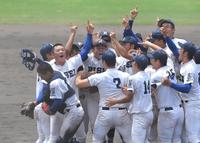 　大阪桐蔭を完封して優勝を決めた履正社・福田（左から３人目）は歓喜の表情（撮影・北村雅宏）