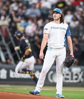 　１回、杉本（奥）に先頭打者本塁打を浴びるポンセ（撮影・中島達哉）