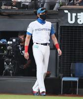 　３回、先発のポンセの交代を告げる新庄監督（撮影・中島達哉）