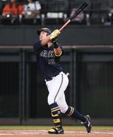 　１回、先頭打者本塁打を放つ杉本（撮影・中島達哉）