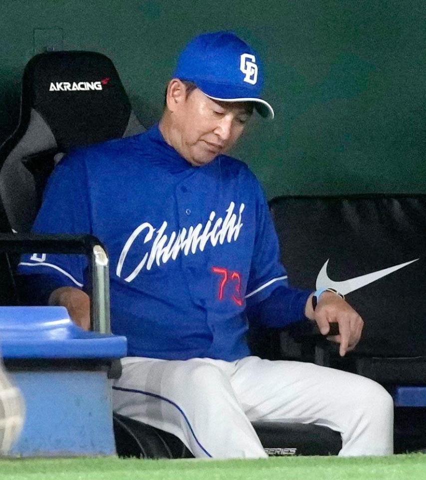 　２回、追加点を許す展開に、ベンチでさえない表情の立浪監督
