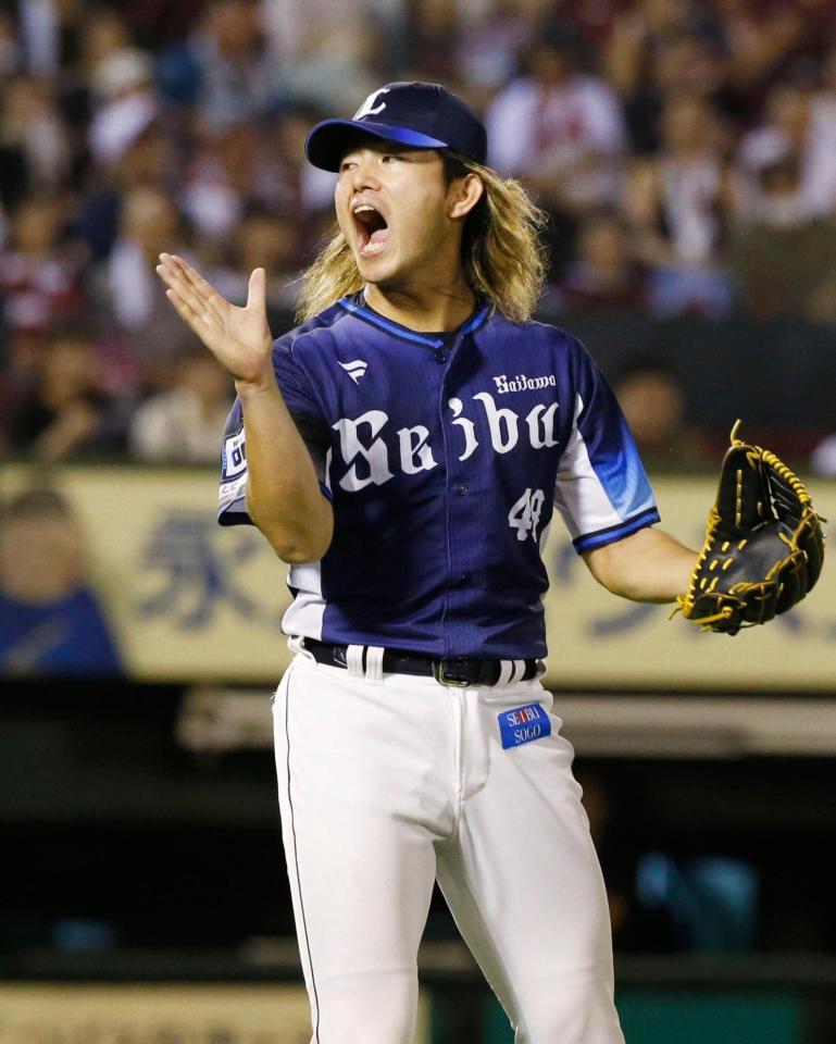 　６回、フランコを二ゴロに打ち取り、喜ぶ今井