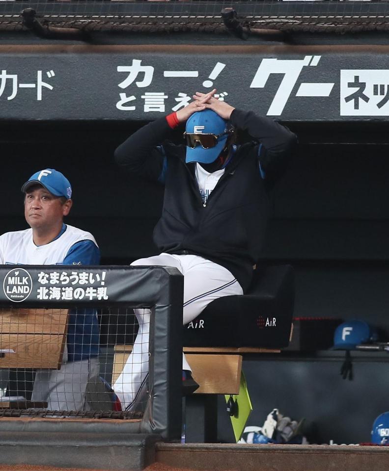　１回、先発のポンセの４失点に頭を抱える新庄監督（撮影・中島達哉）