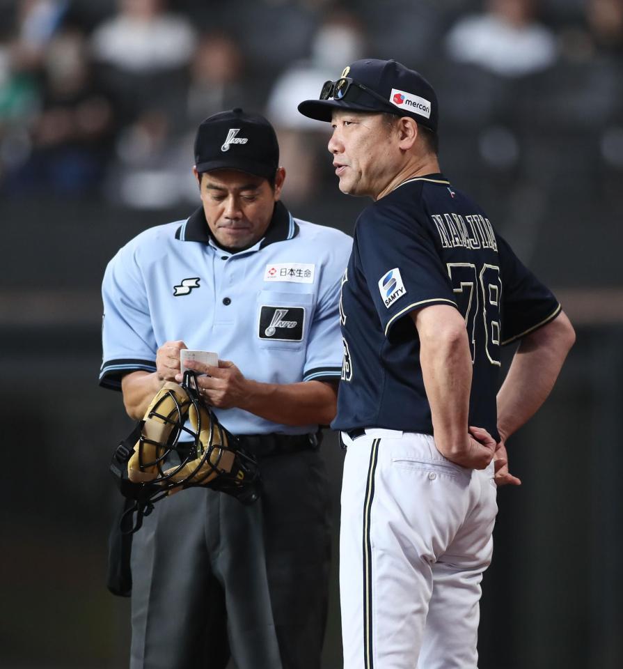 　８回、選手交代を告げる中嶋監督（右）＝撮影・中島達哉