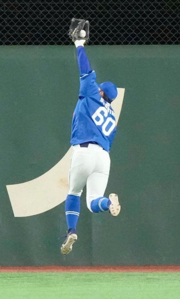 　６回、坂本の飛球を好捕する中日の中堅手岡林