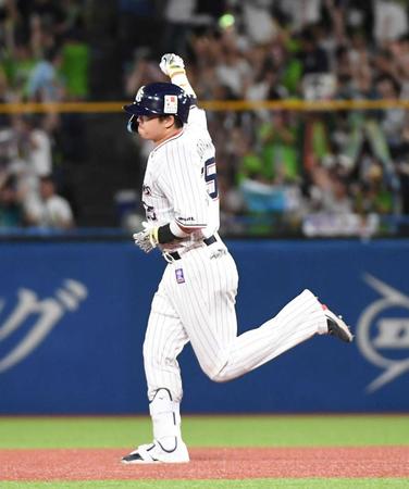 　８回、本塁打を放ちガッツポーズをみせる村上