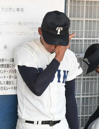 　試合に敗れ、ベンチで涙する大阪桐蔭・前田