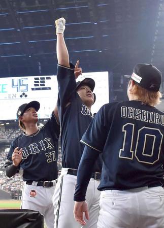 　１回、先頭打者本塁打を放ち、スタンドに向かって昇天ポーズをとる杉本（中央）＝撮影・中島達哉