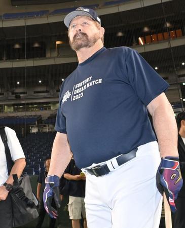 　打撃練習に向かうランディ・バース氏（撮影・西岡正）
