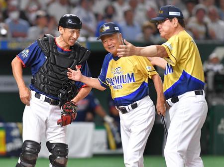 　８回、代打で登場も山本浩二監督（右）から代打の代打を告げられた川藤幸三氏（中央）をねぎらう矢野燿大氏（撮影・西岡正）