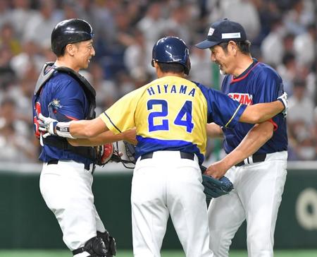 　８回、激高して下柳氏（右）に詰め寄るも桧山氏（中央）になだめられる矢野氏（撮影・西岡正）