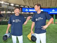 　談笑する下柳剛氏（左）と金村曉氏（撮影・西岡正）