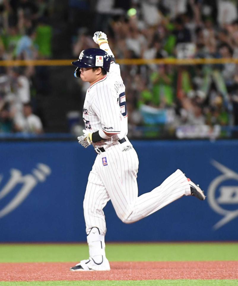 　８回、本塁打を放ちガッツポーズをみせる村上