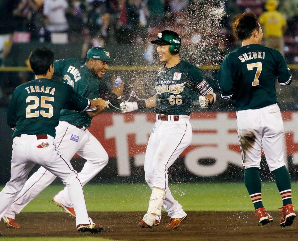 　延長１０回、サヨナラ打を放ち、ナインに祝福される村林（右から２人目）