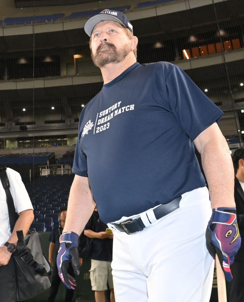 　打撃練習に向かうランディ・バース氏（撮影・西岡正）