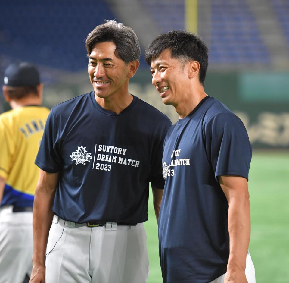 　Ｇ．Ｇ．佐藤氏（左）と記念撮影する矢野燿大氏（撮影・西岡正）