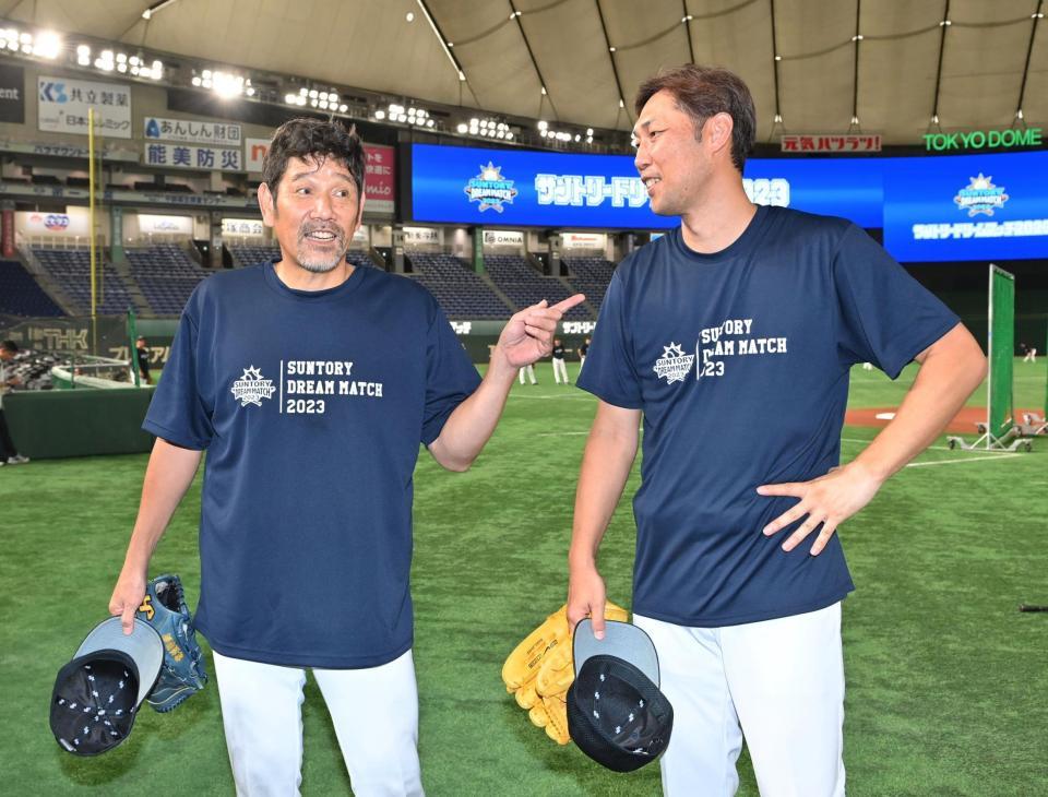 　談笑する下柳剛氏（左）と金村曉氏（撮影・西岡正）