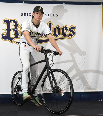 　会見場で自転車にまたがる山崎颯（撮影・北村雅宏）