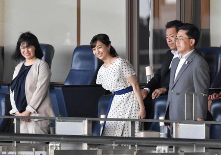 　全国高等学校女子硬式野球選手権大会決勝の観戦に訪れた佳子さま（撮影・石井剣太郎）