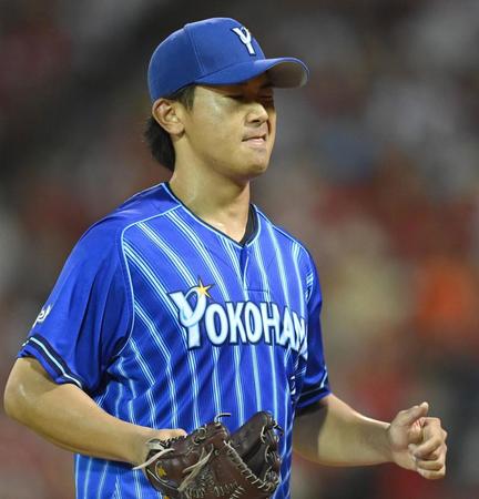 　５回、途中降板する今永は顔をしかめる（撮影・田中太一）