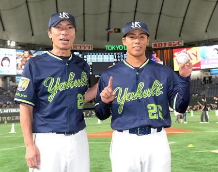 　プロ初勝利を挙げ、高津監督（左）から祝福される山野（撮影・佐藤厚）
