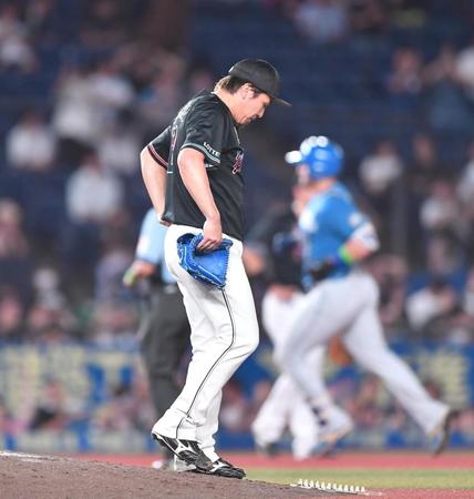 　９回、マルティネス（後方）に勝ち越しの右越えソロを打たれ肩を落とす益田（撮影・開出牧）