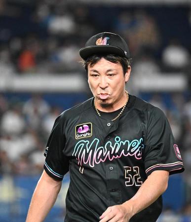 　９回表を投げ終えてベンチに戻る益田