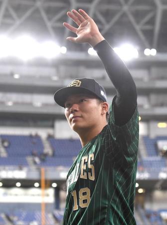 　二桁勝利を挙げ、ファンの声援に応える山本（撮影・北村雅宏）