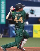 　４回、ソロを放つ頓宮（撮影・北村雅宏）