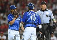 　５回、審判に話をし、途中降板する今永（左）＝撮影・田中太一