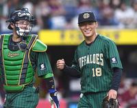 　５回、無失点に抑えた山本は、若月（左）と笑顔を見せながらベンチに戻る（撮影・北村雅宏）