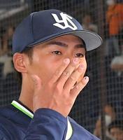 　インタビュー中、感極まって涙する山野（撮影・佐藤厚）