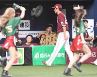 　５回、３点を失った早川（中央）は、ベンチに戻ってタオルを手にする（撮影・北村雅宏）