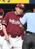 　６回の攻撃を終え、選手交代を告げる石井監督（撮影・北村雅宏）