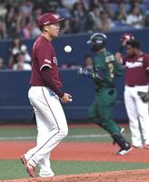 　６回、若月にソロを浴びた伊藤茉（撮影・北村雅宏）