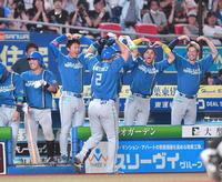 　９回、勝ち越しの中越えソロを放ちナインとポーズを決めるマルティネス（手前）＝撮影・開出牧