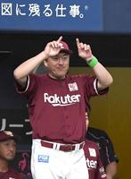 　８回、浅村の放った左ポール際の打球に対し、リクエストする石井監督（撮影・北村雅宏）