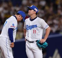 　６回途中、降板する小笠原（撮影・山口登）