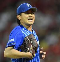 　４回、広島打線を三者連続三振に仕留め、笑顔で引き揚げる今永（撮影・田中太一）