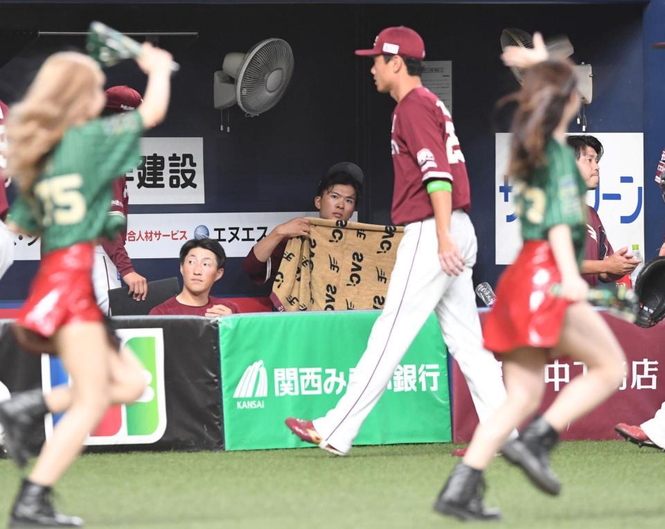 　５回、３点を失った早川（中央）は、ベンチに戻ってタオルを手にする（撮影・北村雅宏）