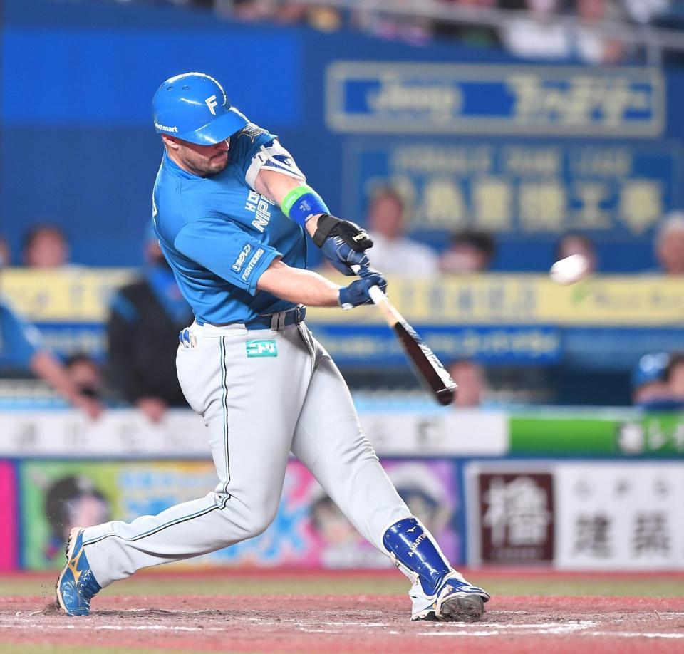 　９回、勝ち越しの中越えソロを放つマルティネス（撮影・開出牧）