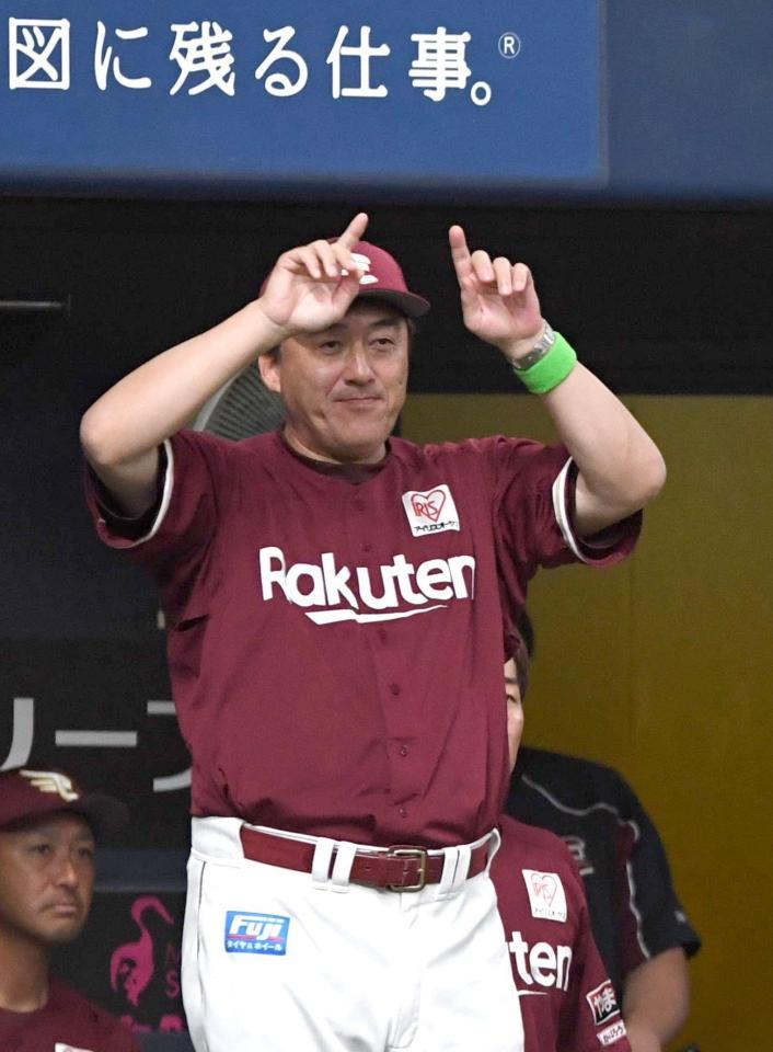 　８回、浅村の放った左ポール際の打球に対し、リクエストする石井監督（撮影・北村雅宏）