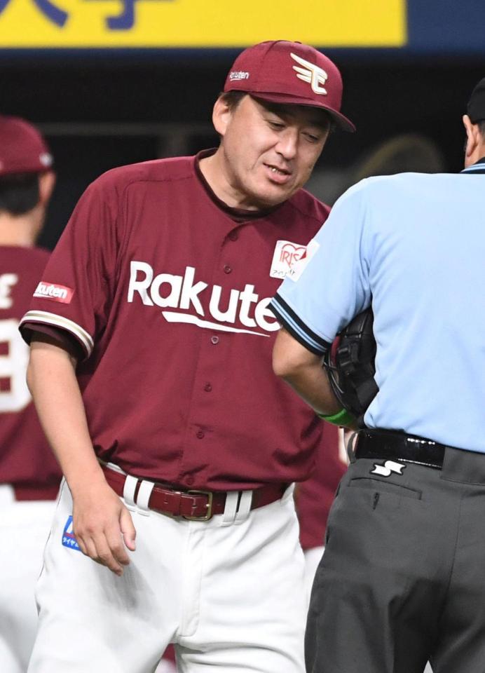 　６回の攻撃を終え、選手交代を告げる石井監督（撮影・北村雅宏）