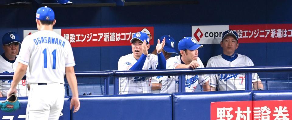 　７回、ベンチで厳しい表情の立浪監督（右端）＝撮影・飯室逸平